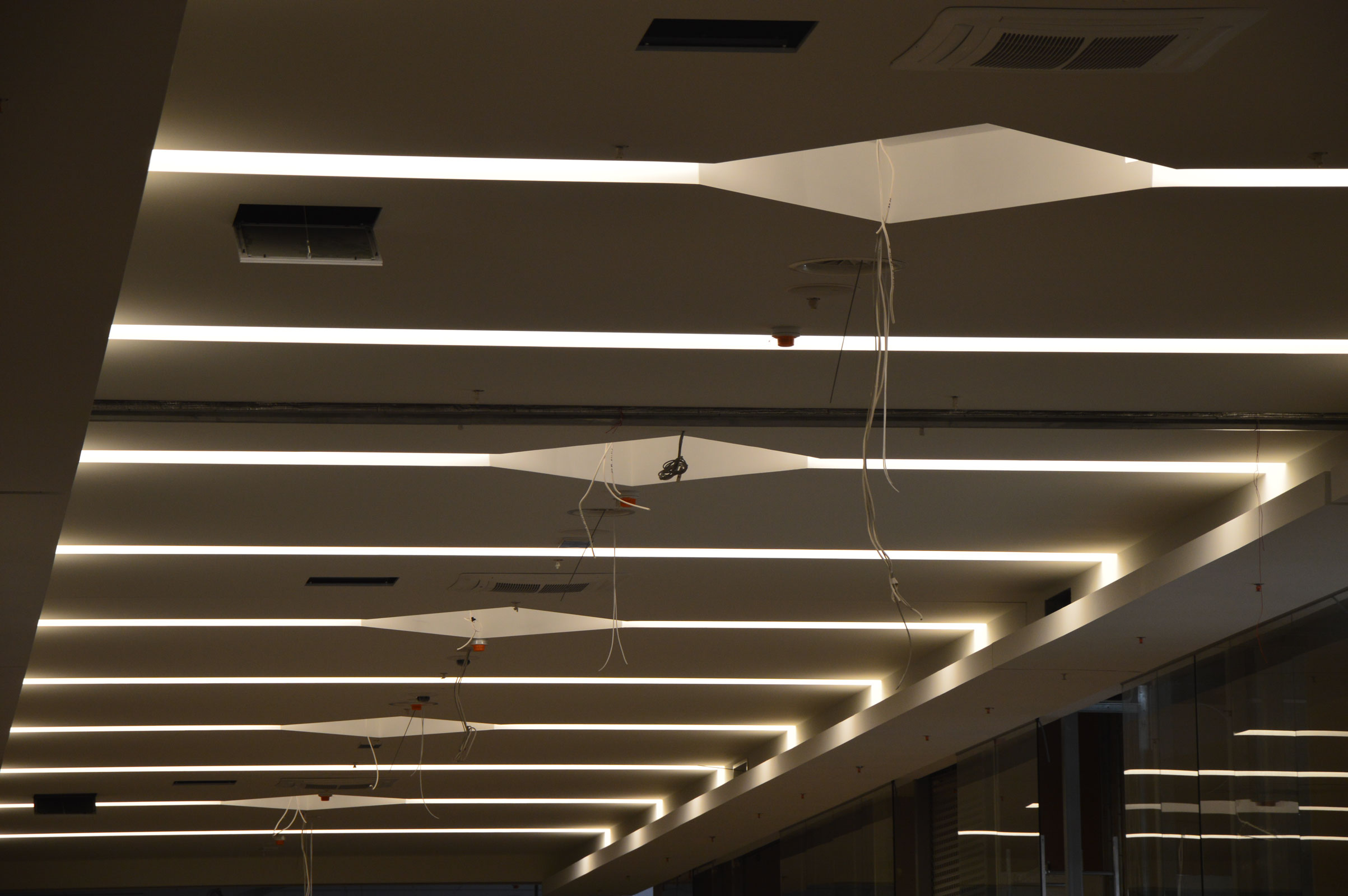 T1 köpcentrum taklist efter installation