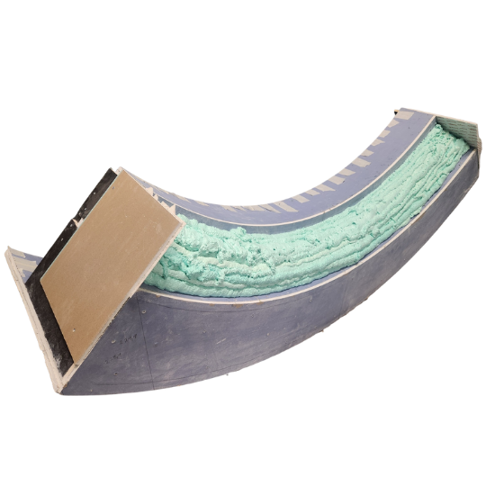 Gesimsens bakre del fylld med skum Gesimsens bakre del fylld med skum